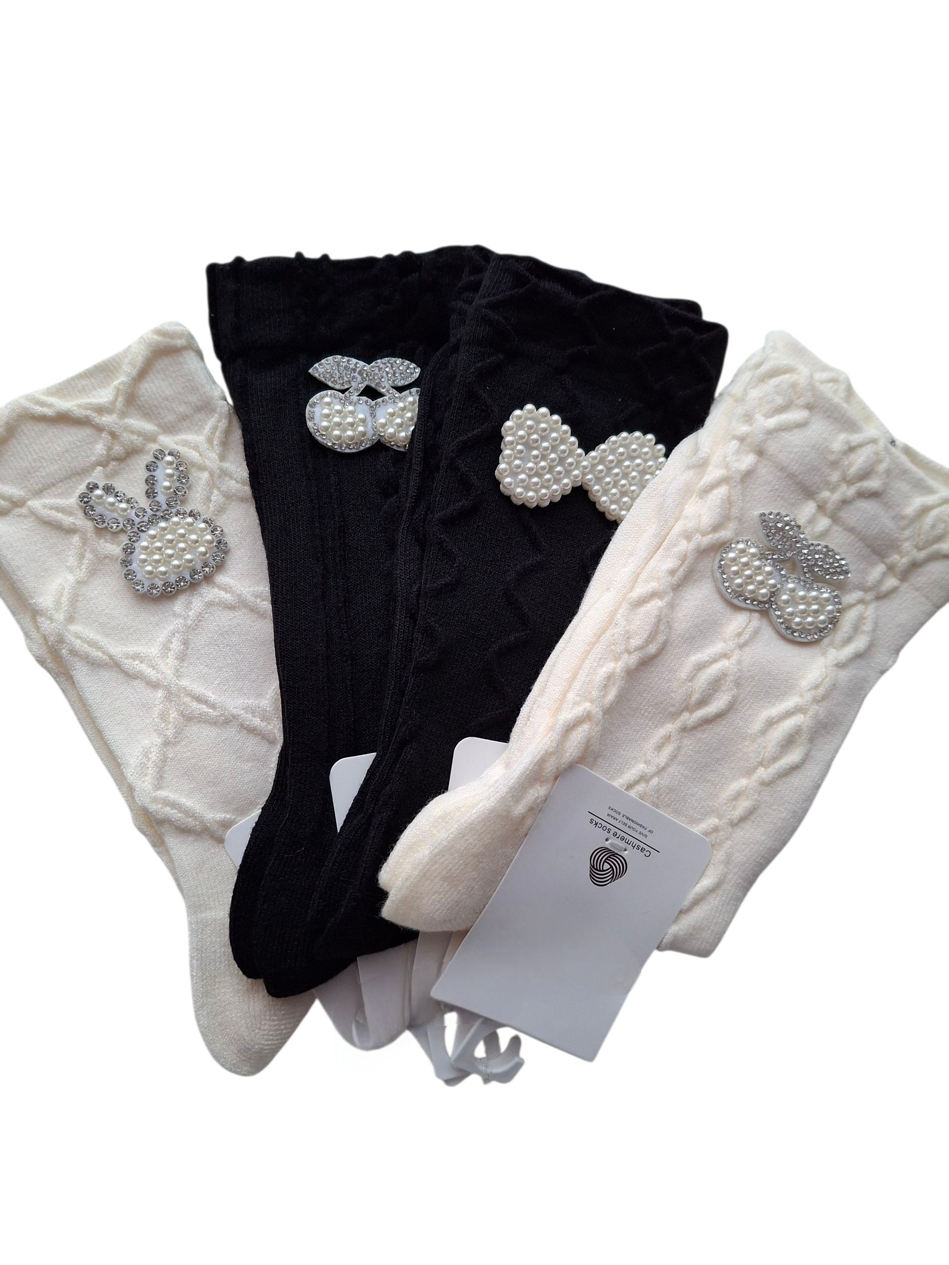 Zestaw 4-pak kaszmirowych skarpetek COSAS z perełkowymi motywami – króliczek, wiśnia i kokardka - obrazek 4