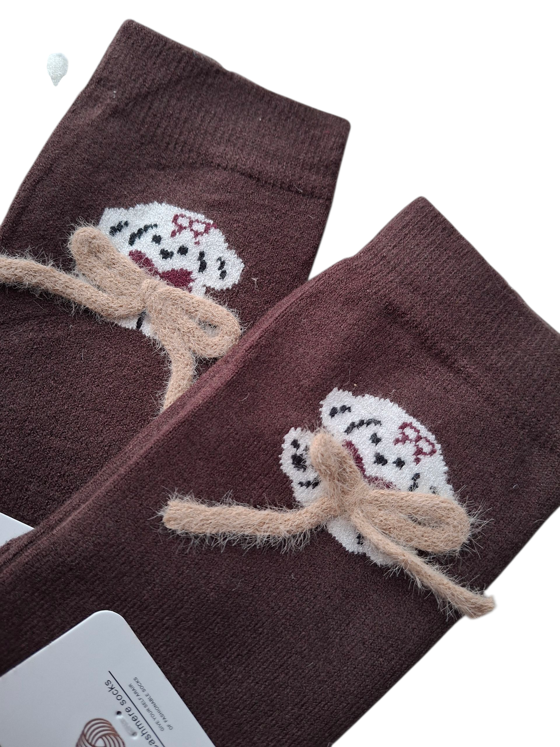 Zestaw 4-pak ciepłych, zimowych kaszmirowych skarpetek damskich w pieski i kokardki – brązowo-kremowe - obrazek 4