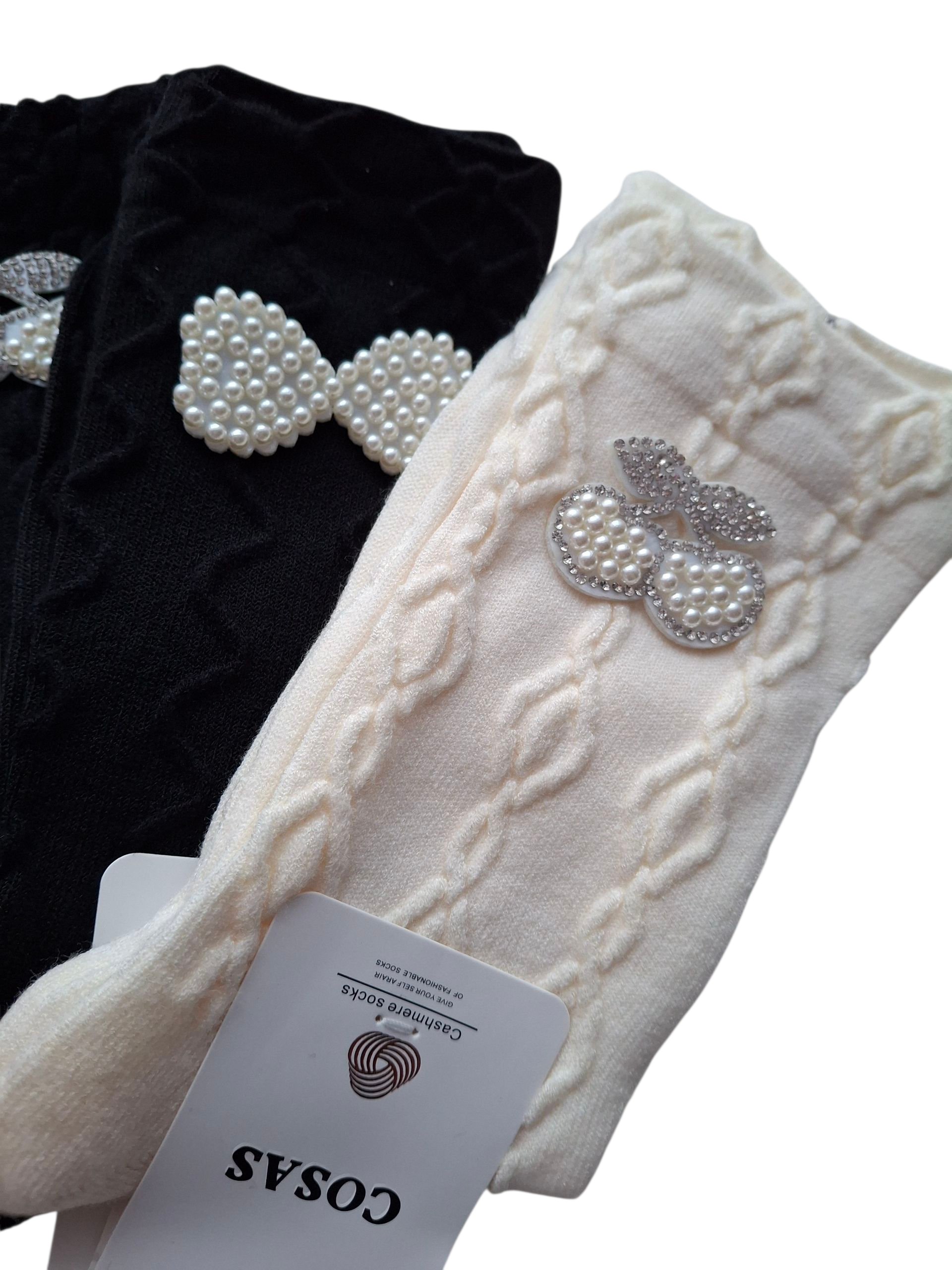 Zestaw 4-pak kaszmirowych skarpetek COSAS z perełkowymi motywami – króliczek, wiśnia i kokardka - obrazek 3